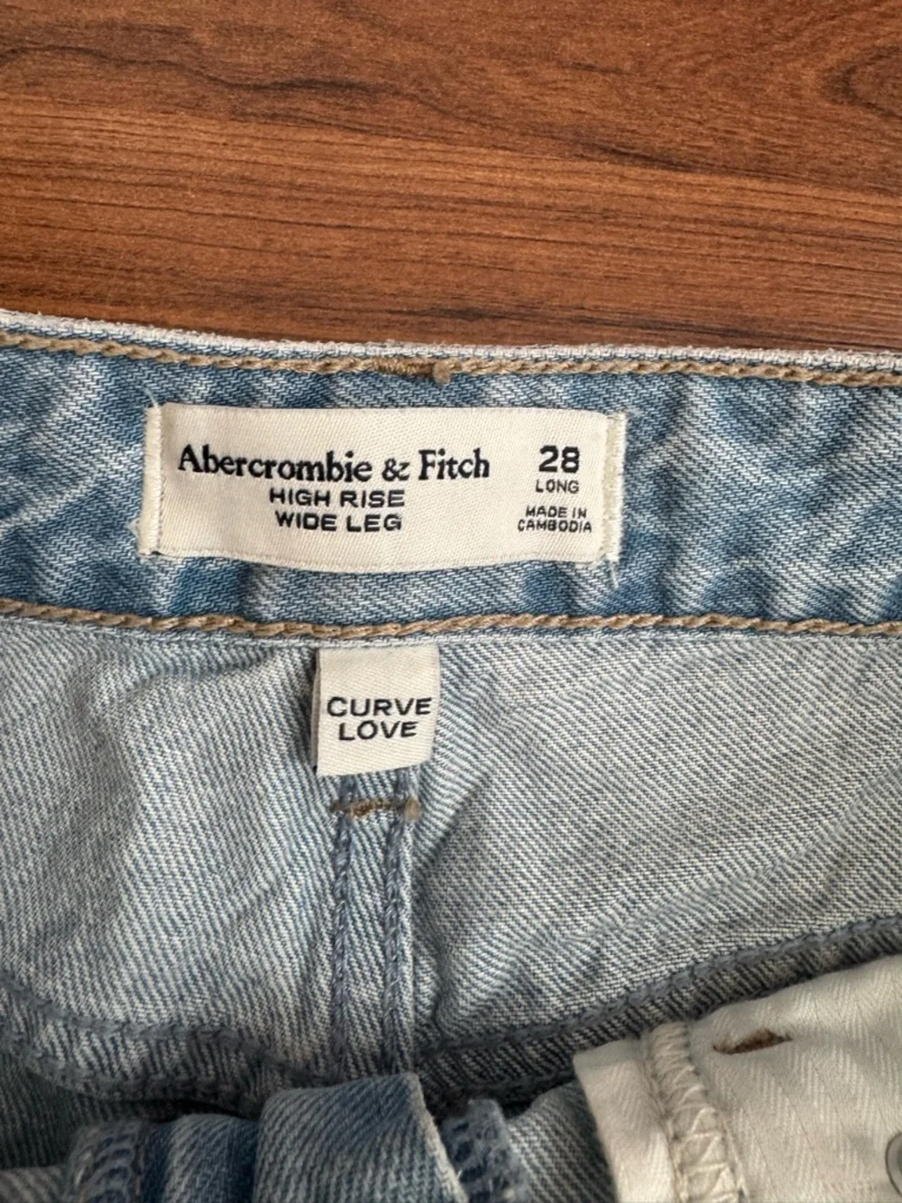 A&F Curve Love High Rise Wide Leg Fish Embroidery Jeans - Picture 10 of 13